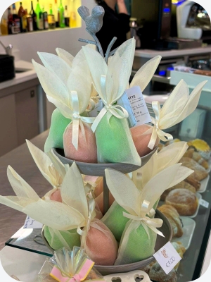 Confezioni regalo con uova e cioccolatini